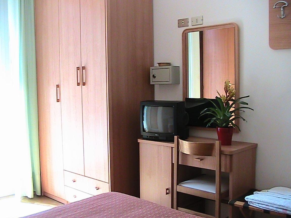 Hotel Universo Ріміні Екстер'єр фото