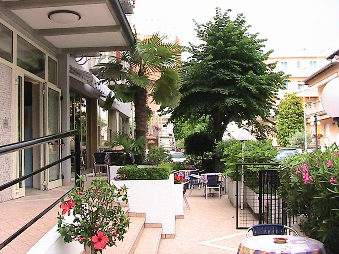 Hotel Universo Ріміні Екстер'єр фото
