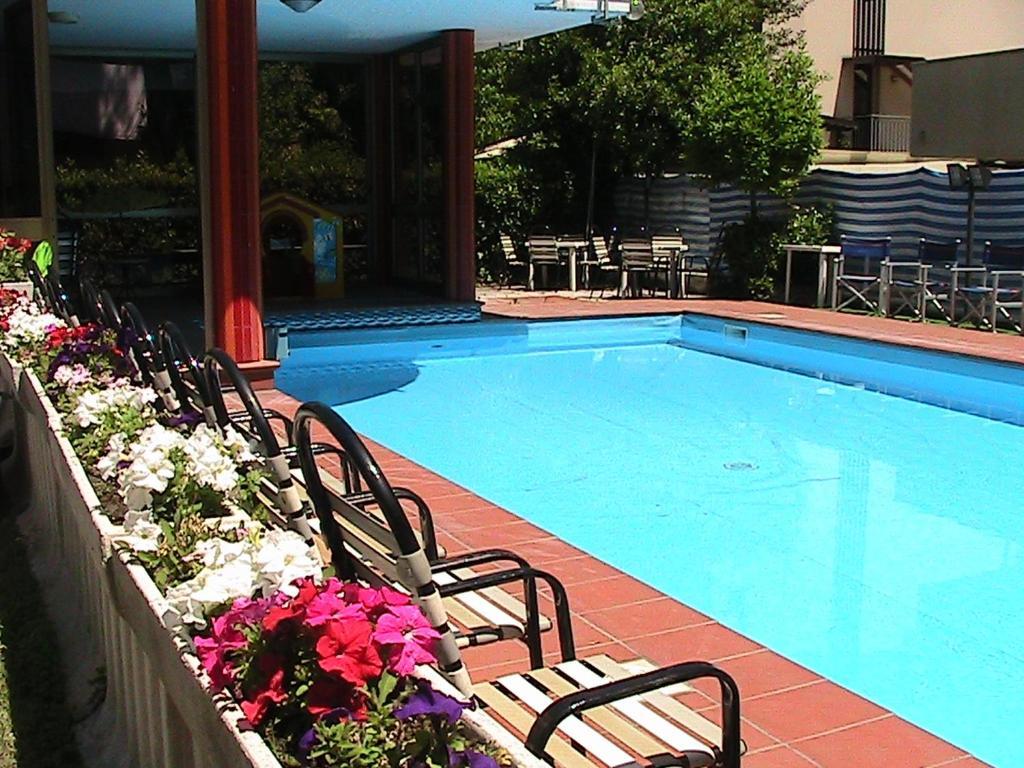 Hotel Universo Ріміні Екстер'єр фото